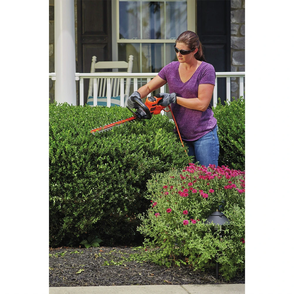 Black & Decker BEHT200 120V 3.5 Amp Brushed 18 In. Corded Hedge Trimmer 6 Black & Decker BEHT200 120V 3.5 Amp Brushed 18 In. Corded Hedge Trimmer - Image 4