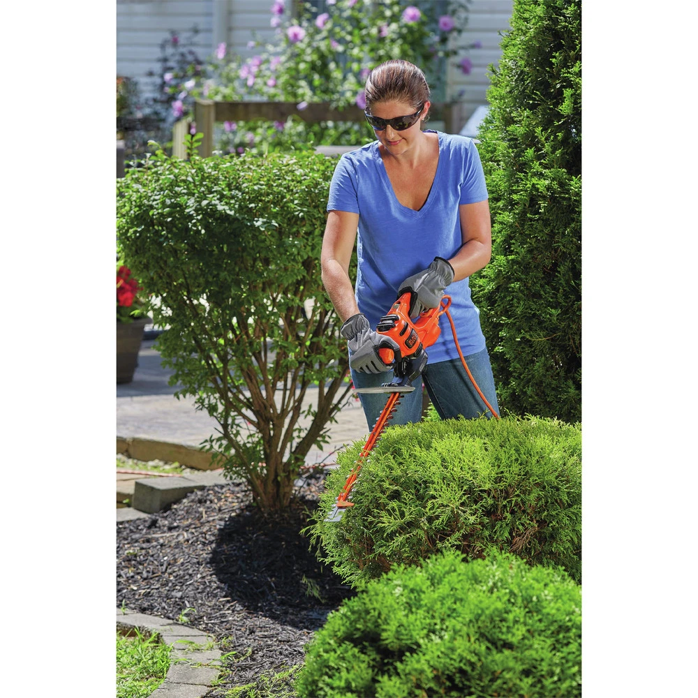 Black & Decker BEHTS125 SAWBLADE 120V 3 Amp Brushed 16 In. Corded Hedge Trimmer 6 Black & Decker BEHTS125 SAWBLADE 120V 3 Amp Brushed 16 In. Corded Hedge Trimmer - Image 4