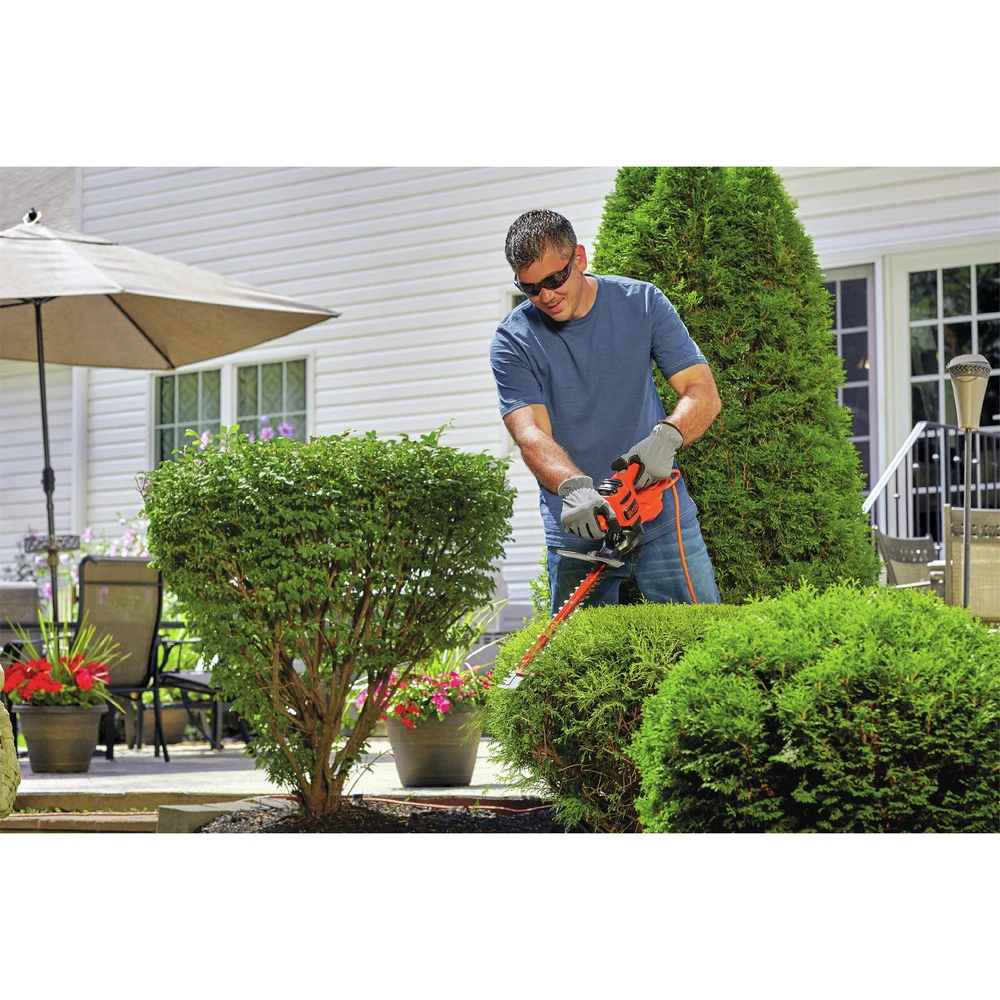 Black & Decker BEHTS125 SAWBLADE 120V 3 Amp Brushed 16 In. Corded Hedge Trimmer 5 Black & Decker BEHTS125 SAWBLADE 120V 3 Amp Brushed 16 In. Corded Hedge Trimmer - Image 3