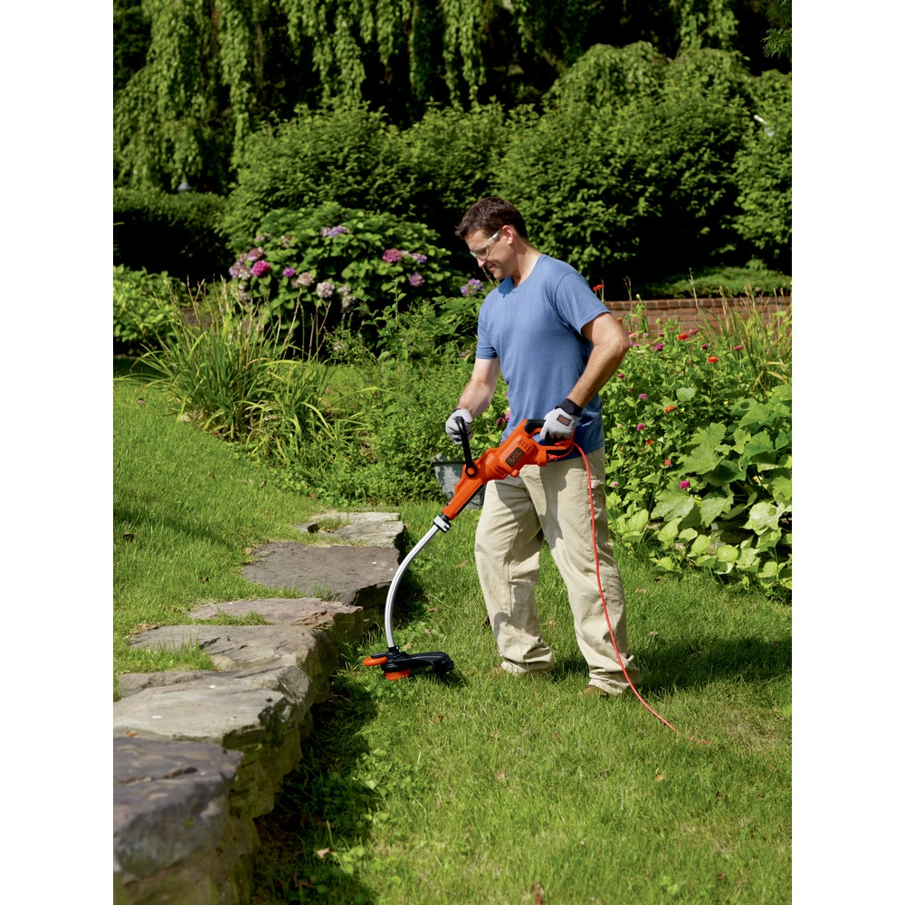 Black & Decker GH3000 120V 7.5 Amp Curved Shaft 14 In. Corded String Trimmer/Edger 6 Black & Decker GH3000 120V 7.5 Amp Curved Shaft 14 In. Corded String Trimmer/Edger - Image 4